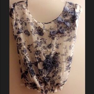 Cute floral top🌺🌸🌼